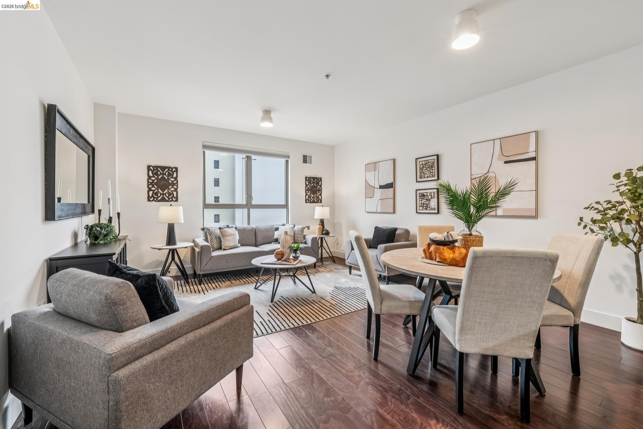 438 W Grand Ave