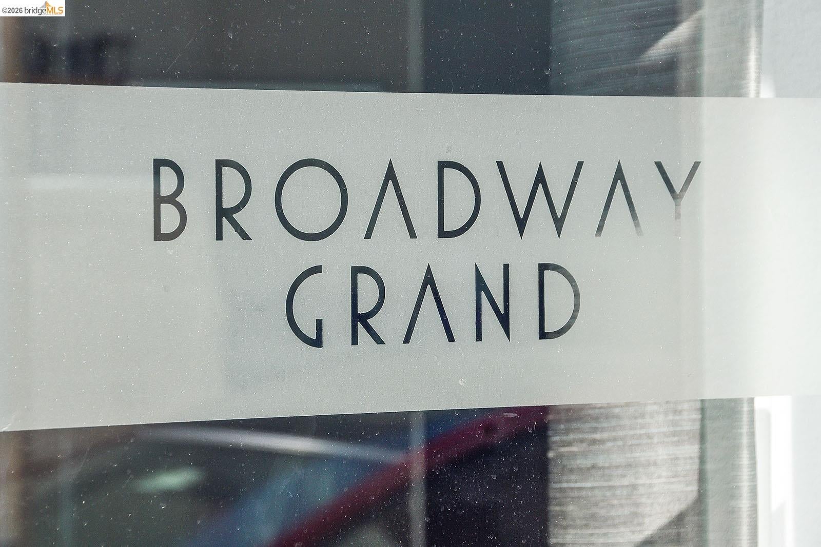 438 W Grand Ave