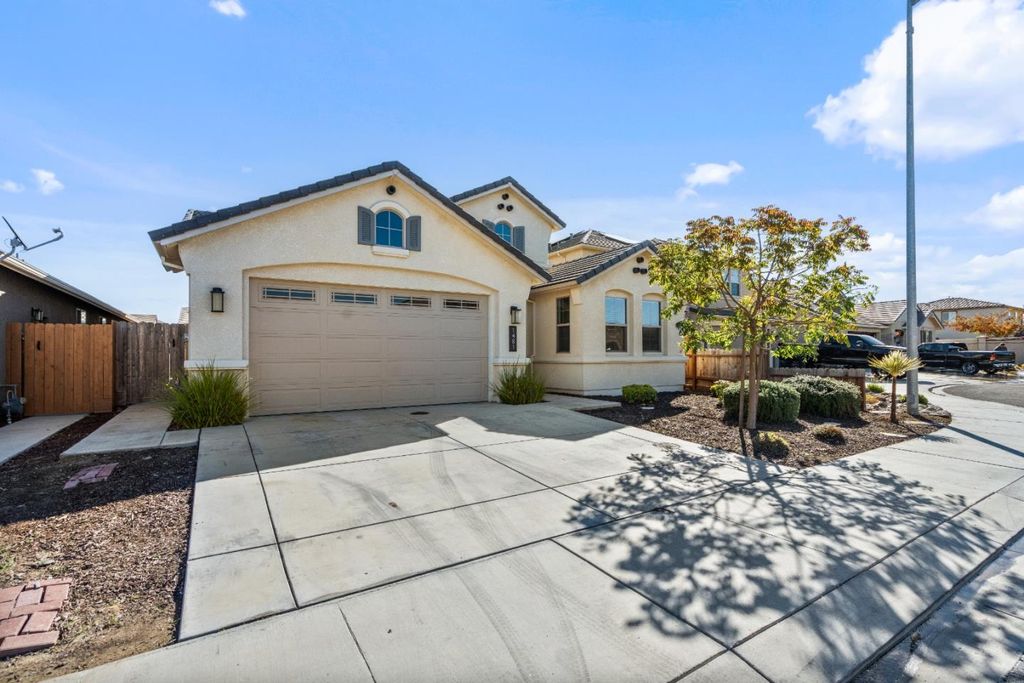 Photo of 1481 Azalea Court, Hollister, CA 95023 (MLS # ML82026234)