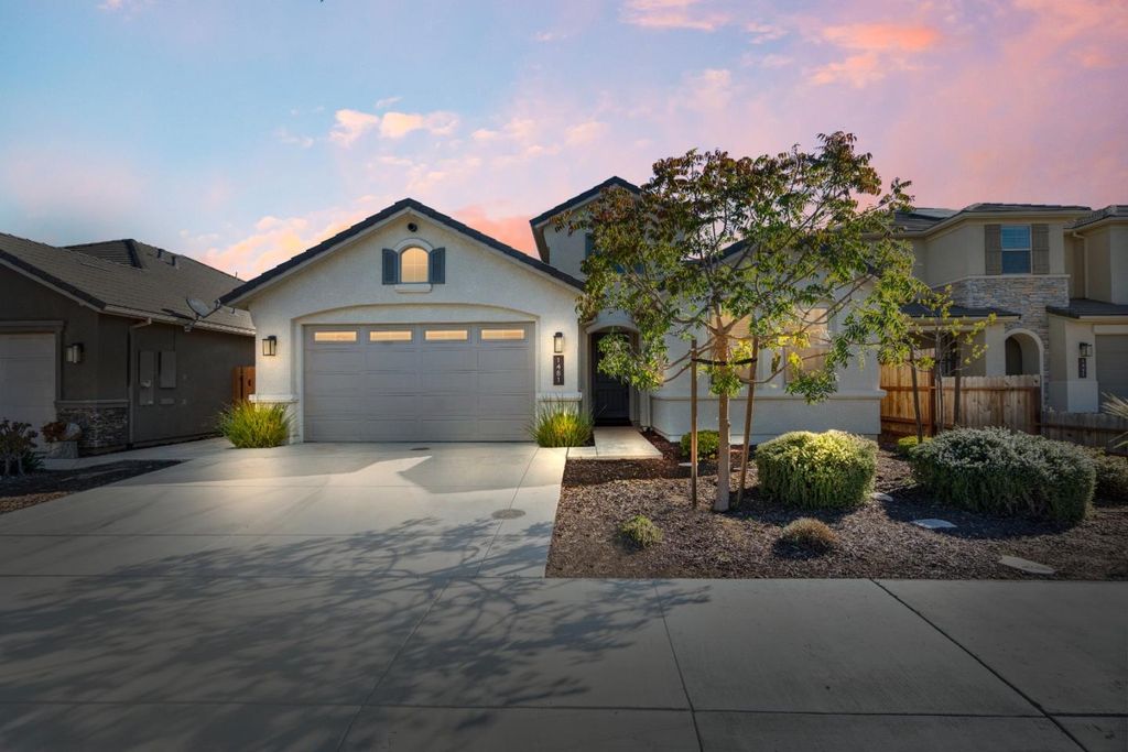 Photo of 1481 Azalea Court, Hollister, CA 95023 (MLS # ML82026234)