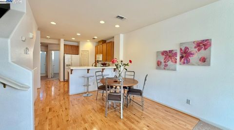 Photo of 710 City Walk Pl #4, Hayward, CA 94541 (MLS # 41117388)