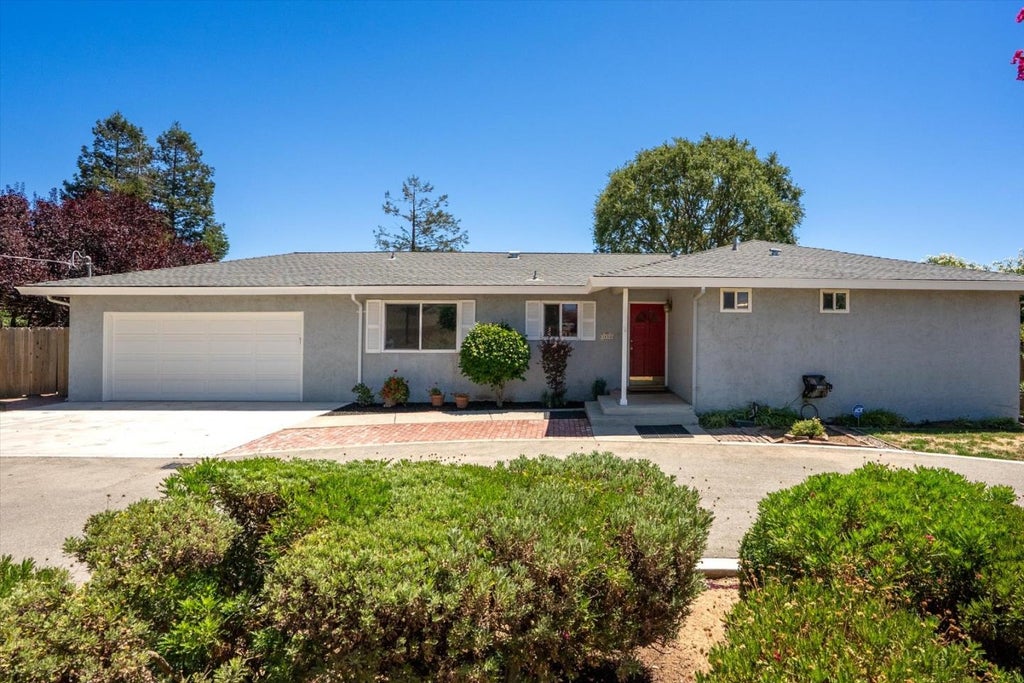 Photo of 1850 E San Martin Avenue, San Martin, CA 95046 (MLS # ML82055945)
