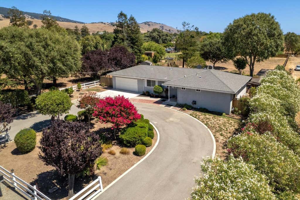 Photo of 1850 E San Martin Avenue, San Martin, CA 95046 (MLS # ML82055945)