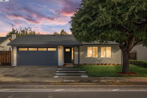 Photo of 31314 San Andreas Dr, Union City, CA 94587 (MLS # 41118657)