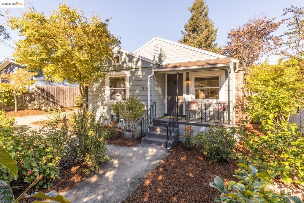 Photo of 7916 Earl St, Oakland, CA 94605 (MLS # 41116372)