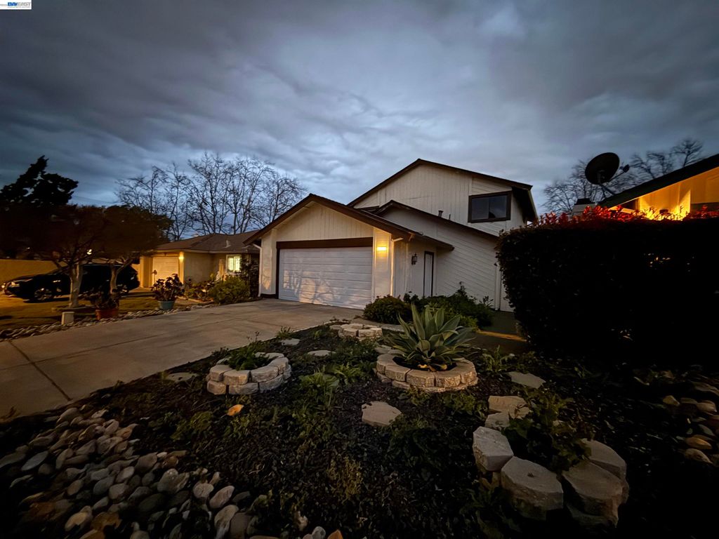 Photo of 2203 Glenmount Dr, Pittsburg, CA 94565 (MLS # 41125040)