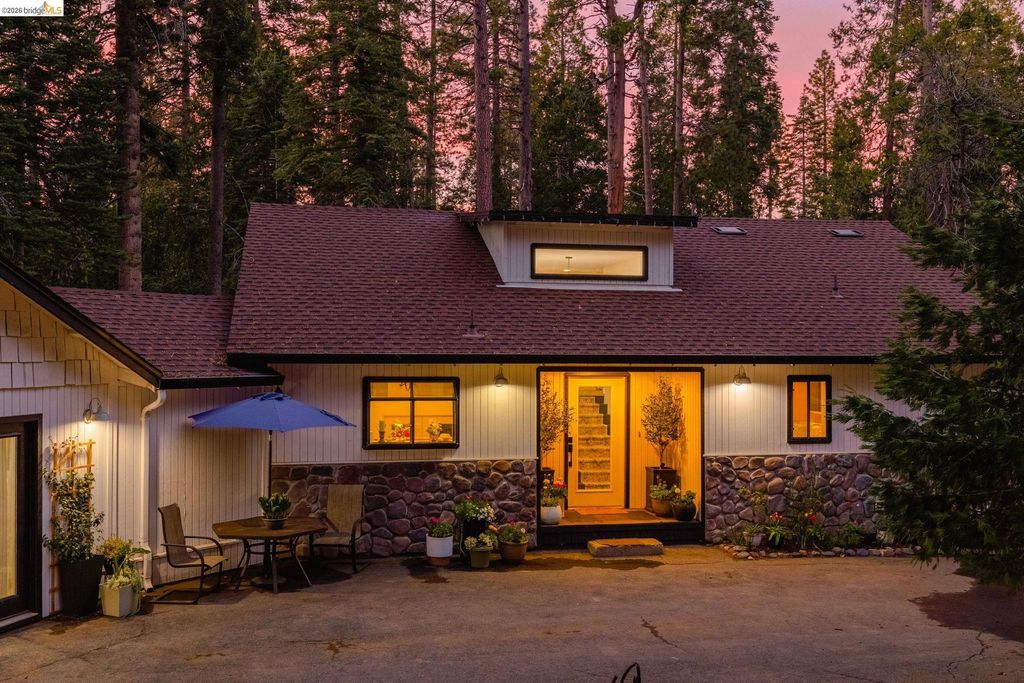 Photo of 19565 Wanita Ln, Twain Harte, CA 95383 (MLS # 41127417)