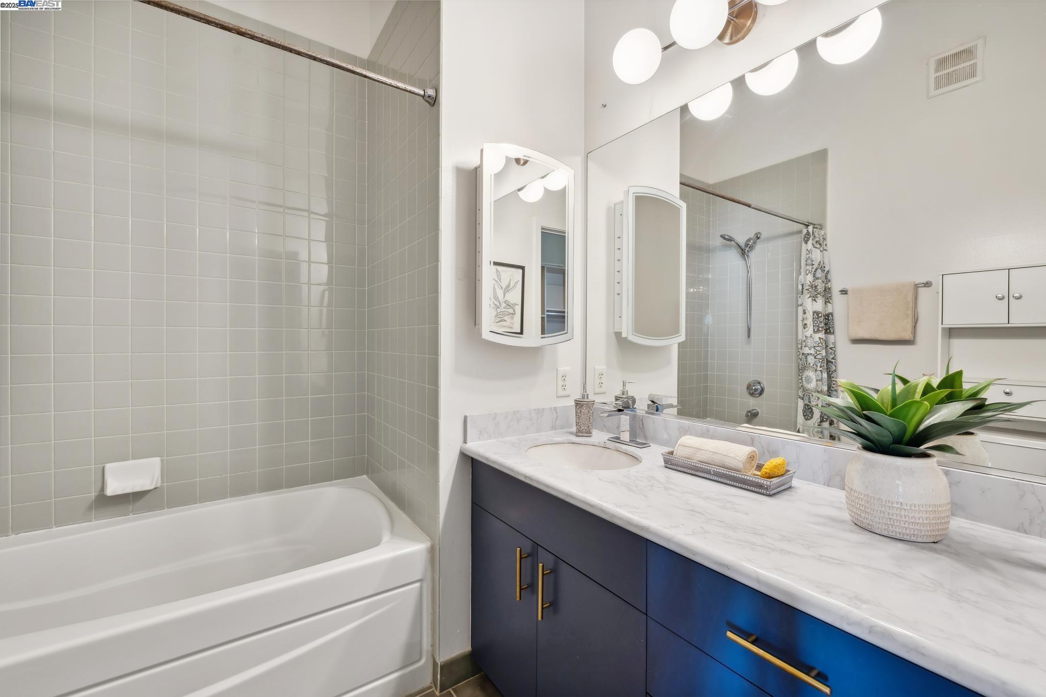 Oakland, California 94608, United States, 3 Bedrooms Bedrooms, ,2 BathroomsBathrooms,Residential,Active,80580