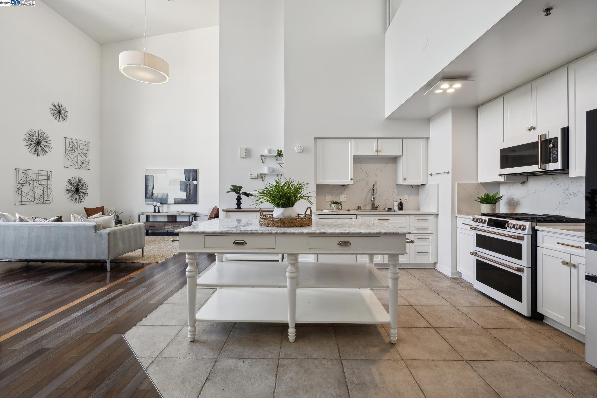 Oakland, California 94608, United States, 3 Bedrooms Bedrooms, ,2 BathroomsBathrooms,Residential,Active,80580