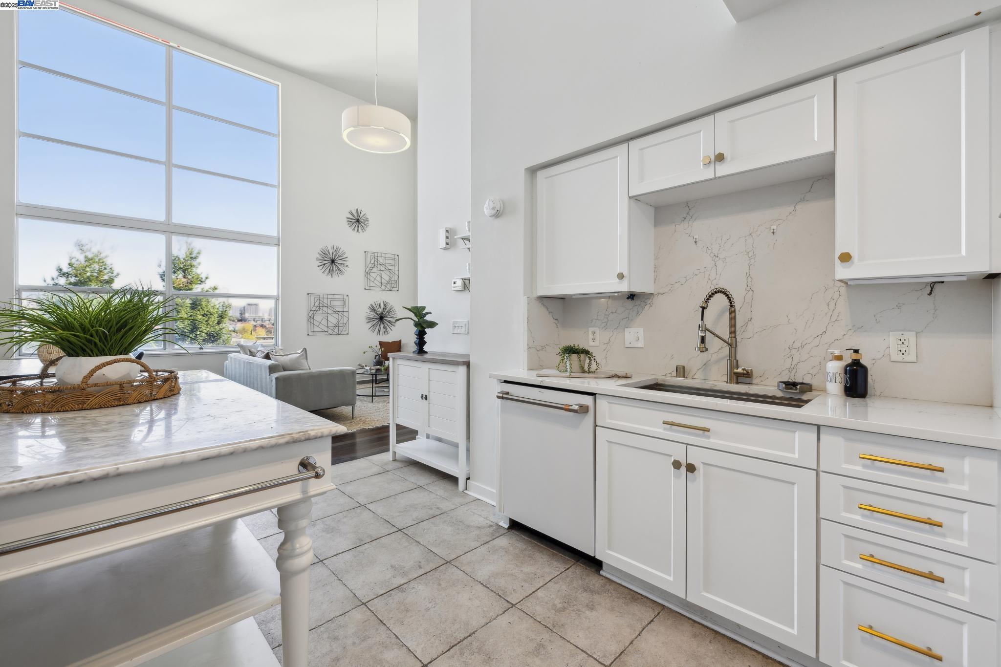 Oakland, California 94608, United States, 3 Bedrooms Bedrooms, ,2 BathroomsBathrooms,Residential,Active,80580