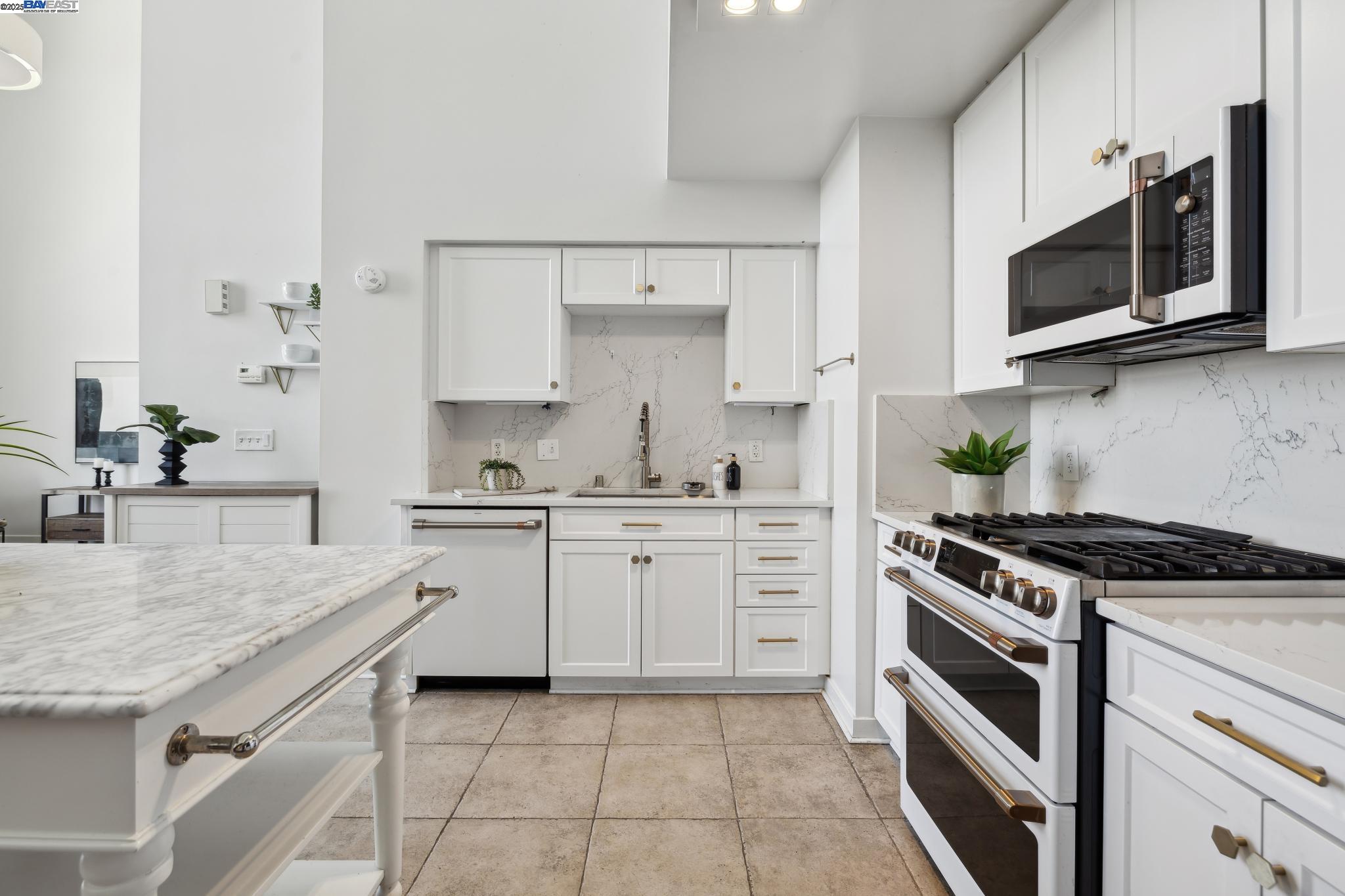 Oakland, California 94608, United States, 3 Bedrooms Bedrooms, ,2 BathroomsBathrooms,Residential,Active,80580