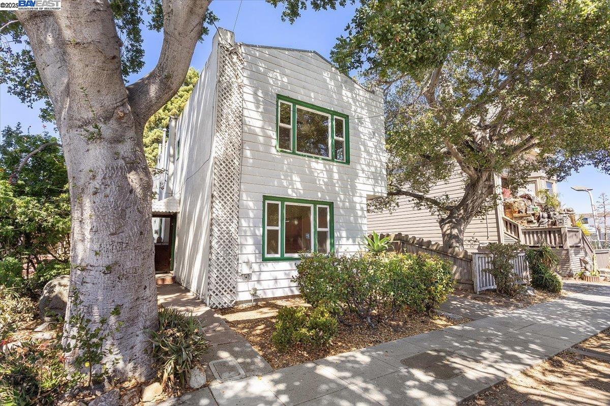 Alameda, California 94501, United States, 2 Bedrooms Bedrooms, ,2 BathroomsBathrooms,Residential,Active,186985