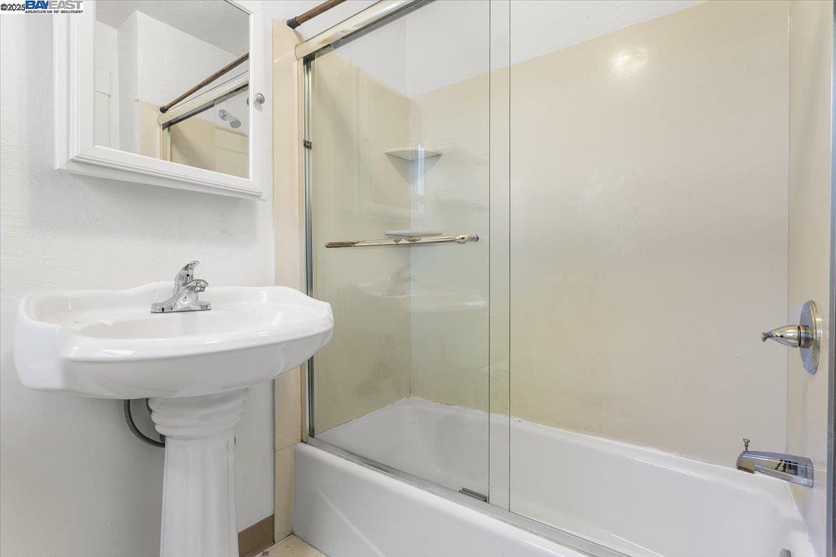 Alameda, California 94501, United States, 2 Bedrooms Bedrooms, ,2 BathroomsBathrooms,Residential,Active,186985