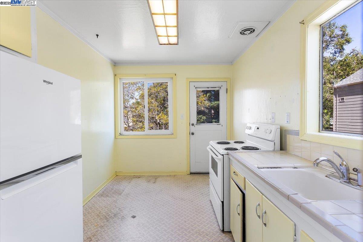 Alameda, California 94501, United States, 2 Bedrooms Bedrooms, ,2 BathroomsBathrooms,Residential,Active,186985