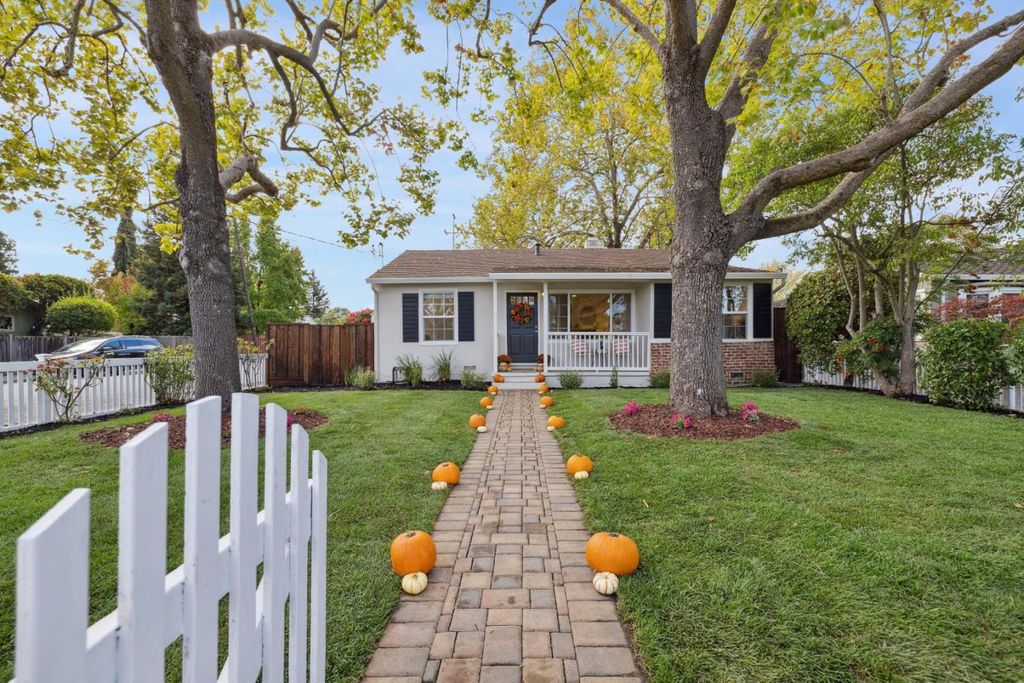 Photo of 190 Rutherford Avenue, Redwood City, CA 94061 (MLS # ML82023694)