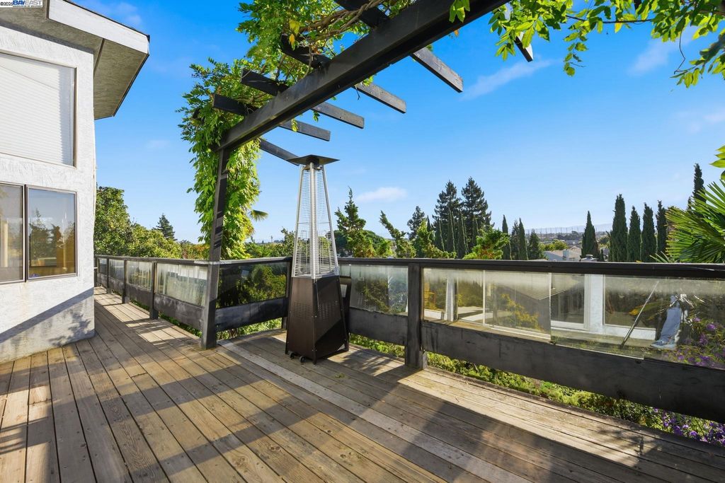 Photo of 29673 Holiday St, Hayward, CA 94544 (MLS # 41115249)