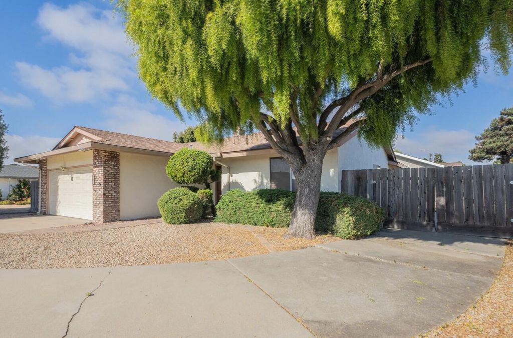 Photo of 464 La Jolla Way, Salinas, CA 93901 (MLS # ML82026395)