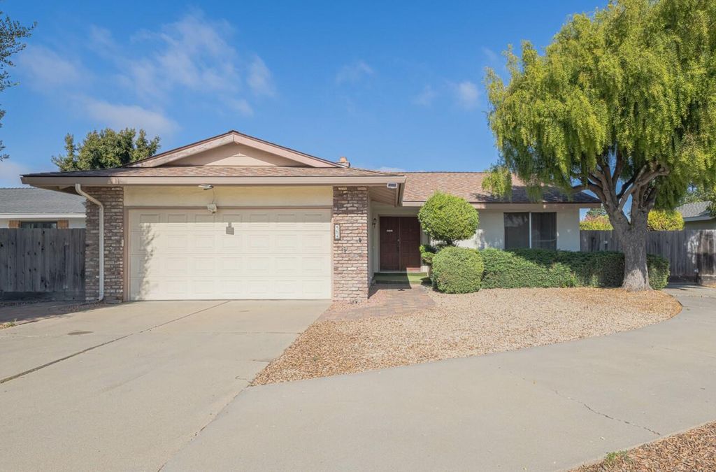 Photo of 464 La Jolla Way, Salinas, CA 93901 (MLS # ML82026395)