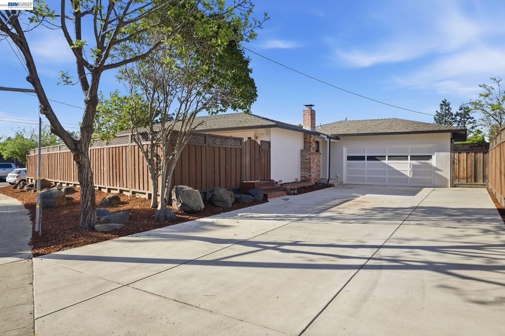Photo of 31139 Chicoine Ave, Hayward, CA 94544 (MLS # 41131904)