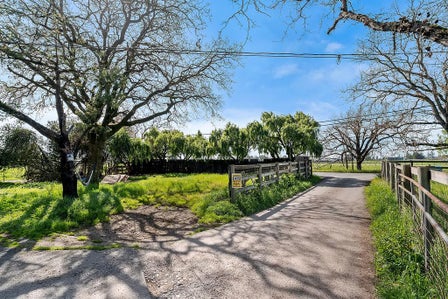 672 IRWIN LN — listing photo 4