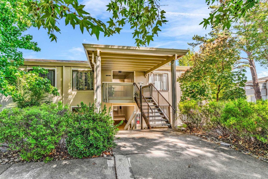 Photo of 1108 Fairlawn Ct. #6, Walnut Creek, CA 94595 (MLS # 41120142)