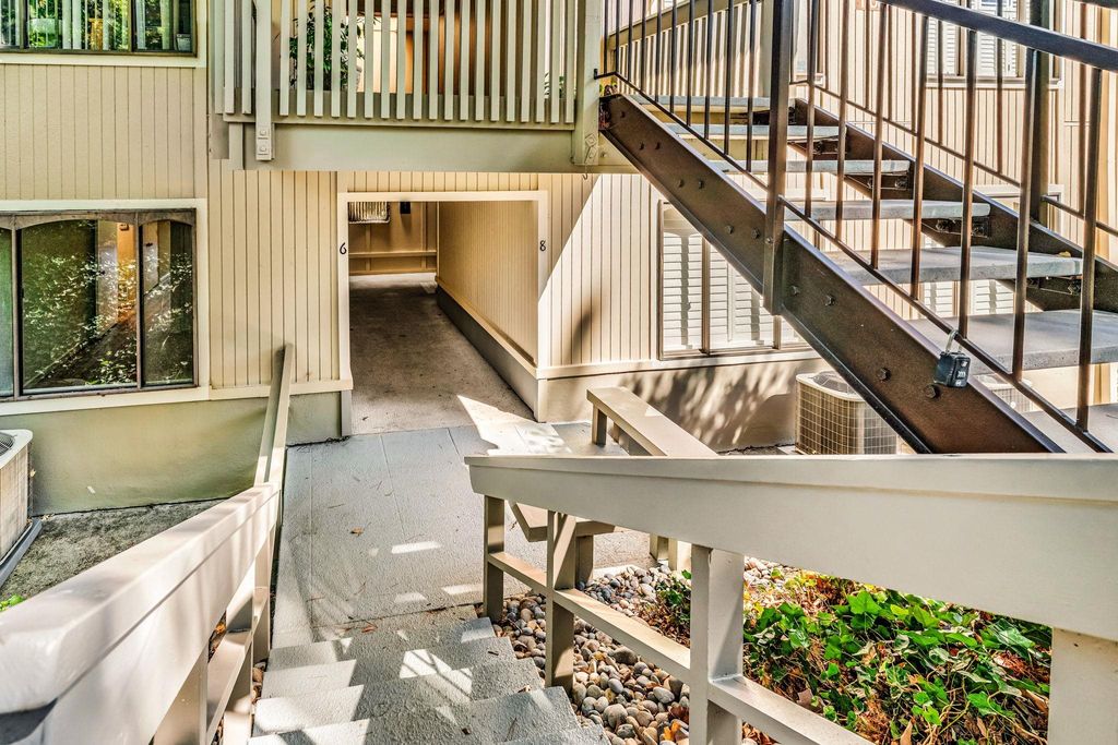 Photo of 1108 Fairlawn Ct. #6, Walnut Creek, CA 94595 (MLS # 41120142)