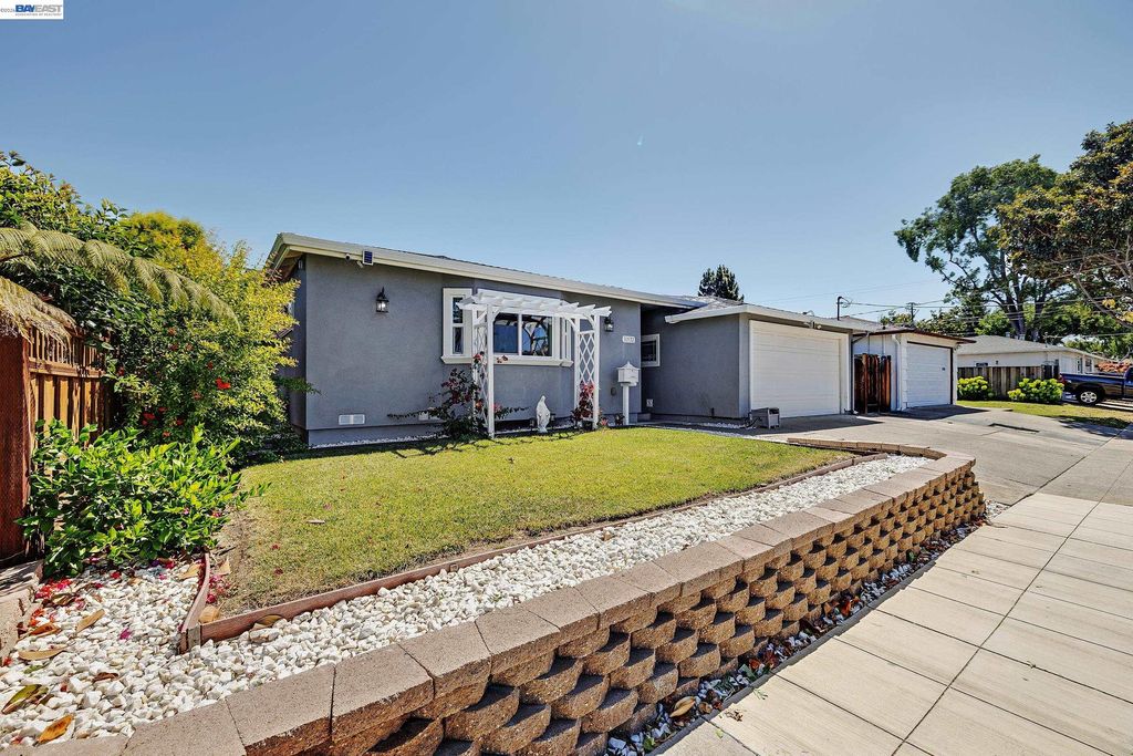 Photo of 30532 Carroll Ave, Hayward, CA 94544 (MLS # 41135337)