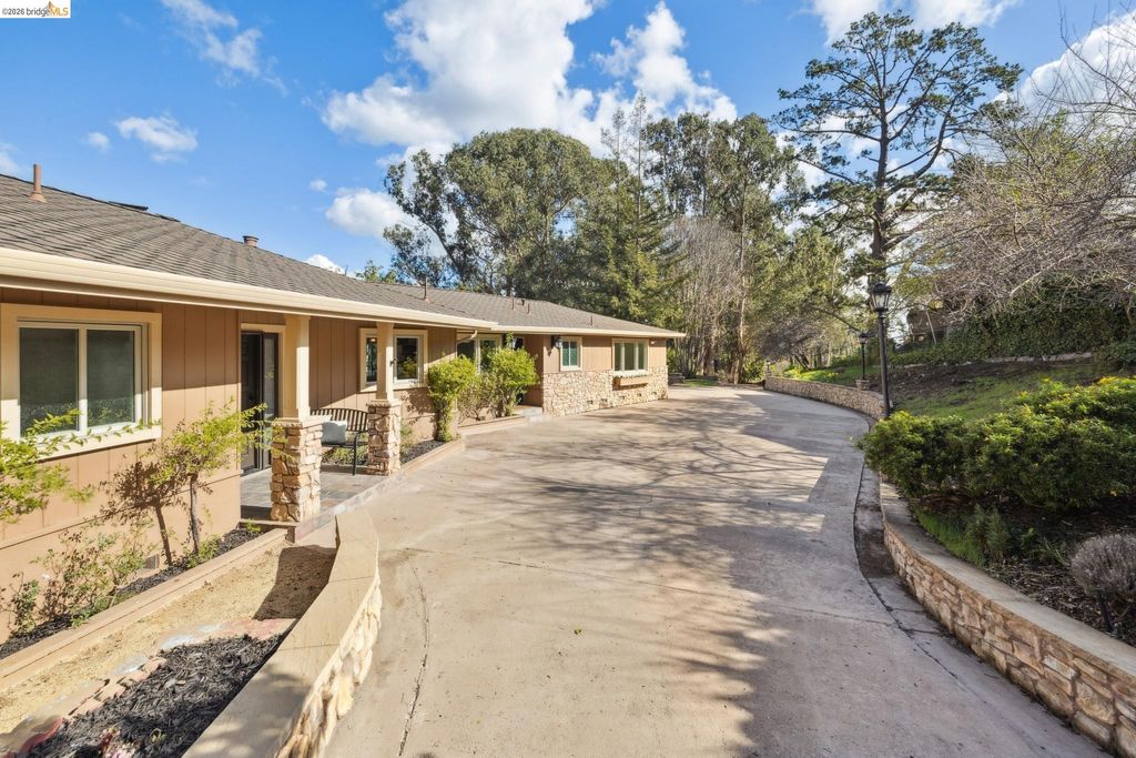 Photo of 4450 Turner Ave, Oakland, CA 94605 (MLS # 41124377)