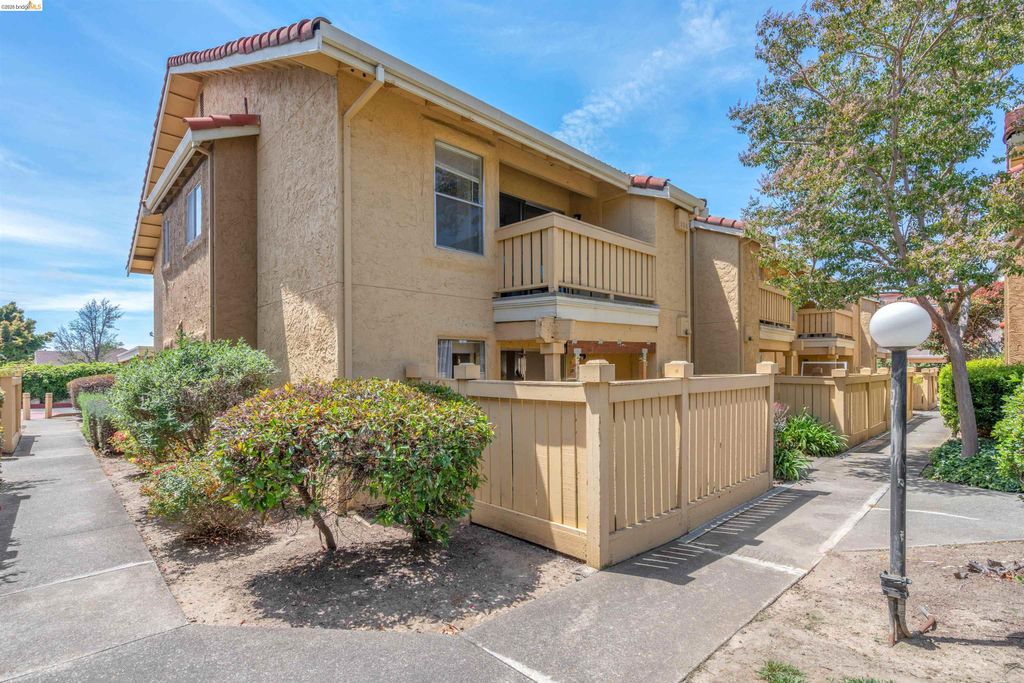 Photo of 40 Las Moradas Cir, San Pablo, CA 94806 (MLS # 41135383)