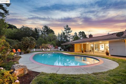 5484 Fernhoff Road Oakland CA 94619