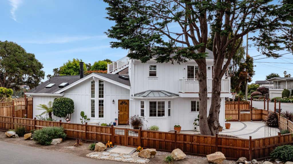 Photo of 131 Seacliff Drive, Aptos, CA 95003 (MLS # ML82057819)