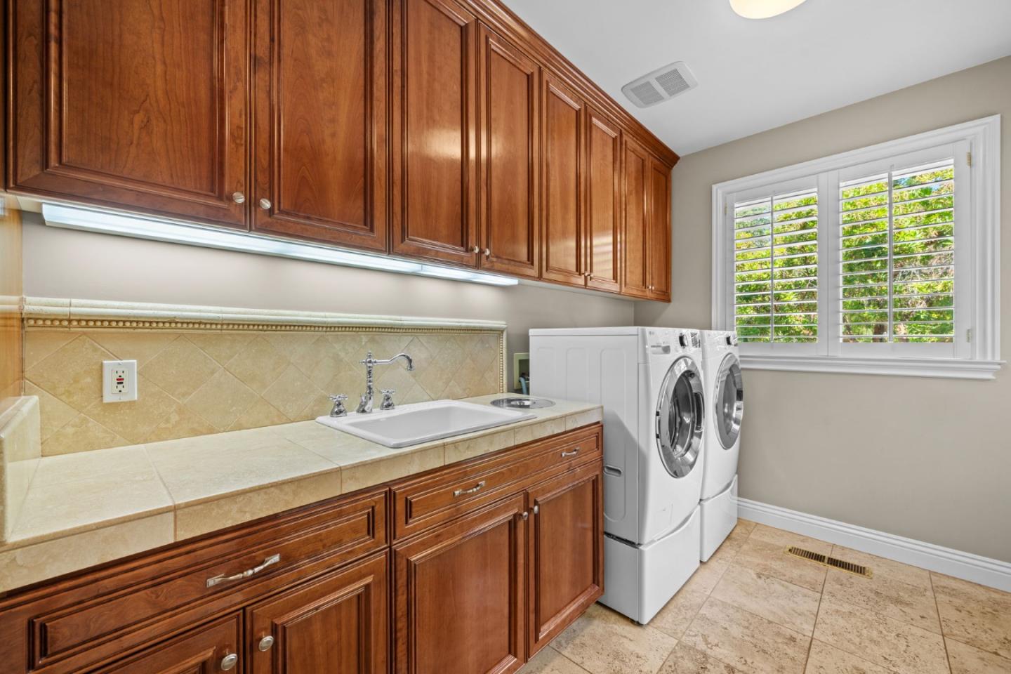 Gilroy, California 95020, United States, 4 Bedrooms Bedrooms, ,4 BathroomsBathrooms,Residential,Active,150276