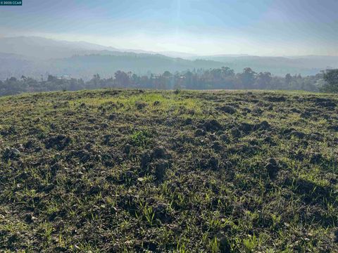 Photo of 43 Cuesta Way, Walnut Creek, CA 94597 (MLS # 41118740)