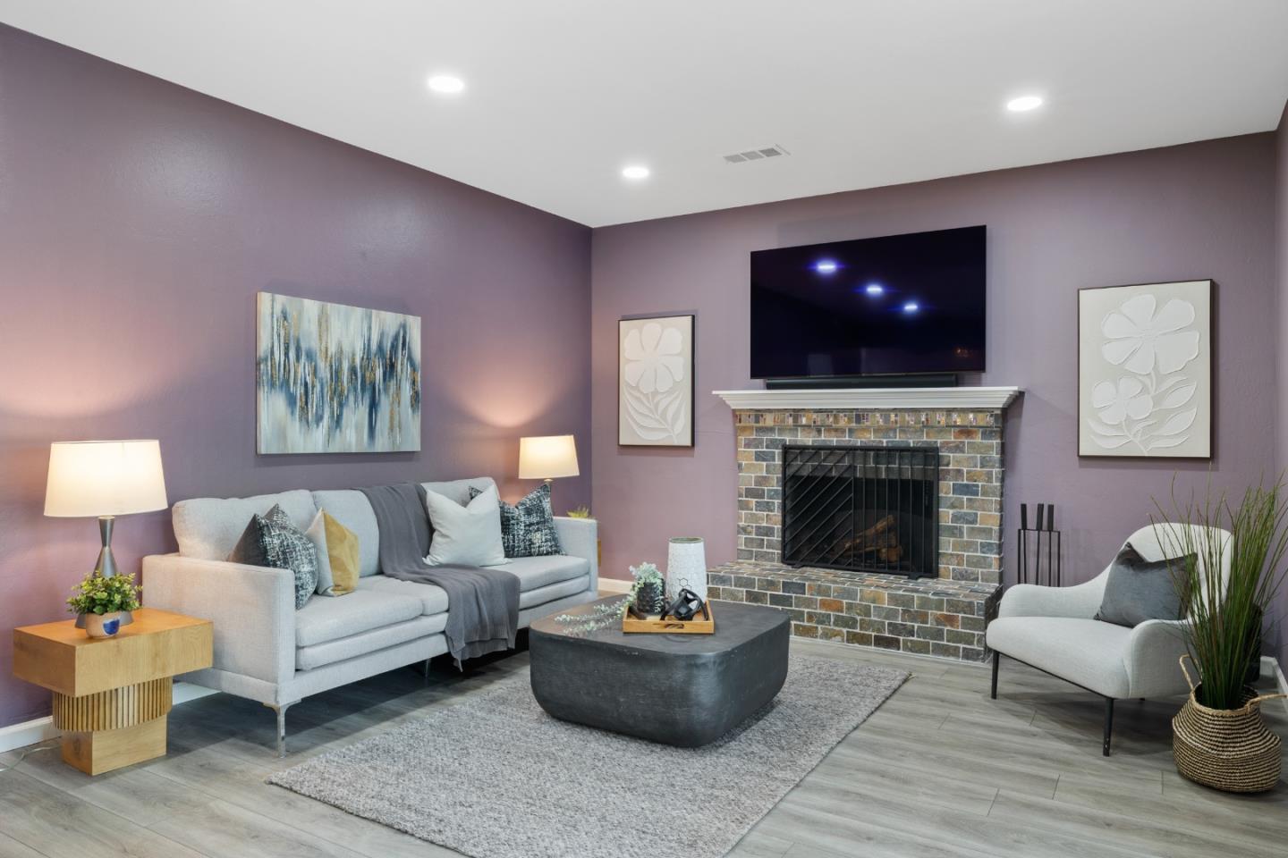 Sunnyvale, California 94087, United States, 4 Bedrooms Bedrooms, ,2 BathroomsBathrooms,Residential,Pending,123975