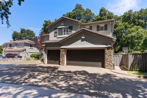 Photo of 192 Mayhew Way, Walnut Creek, CA 94597 (MLS # 41118778)