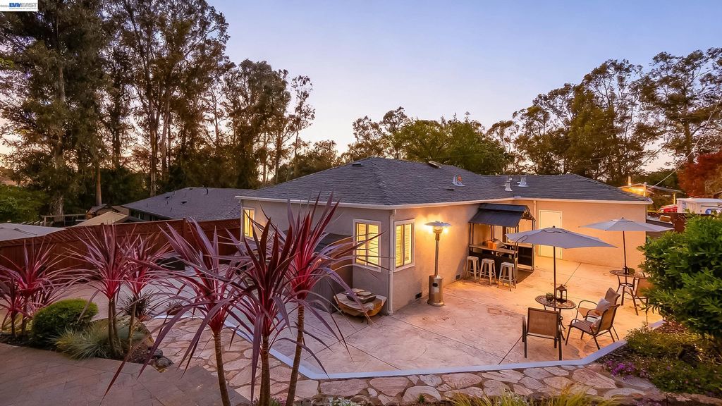 Photo of 22643 Valley View Dr, Hayward, CA 94541 (MLS # 41129691)