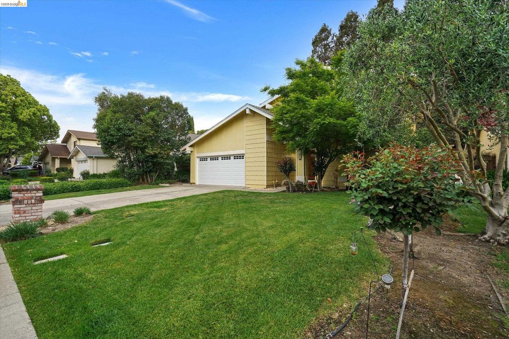 Photo of 108 Castleton Ct, San Ramon, CA 94583 (MLS # 41129212)