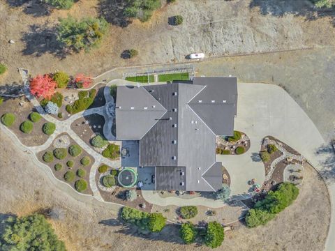 A home in Ahwahnee