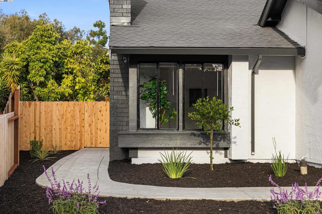 Photo of 713 Sandy Brook Ct, Rodeo, CA 94572 (MLS # 41116309)