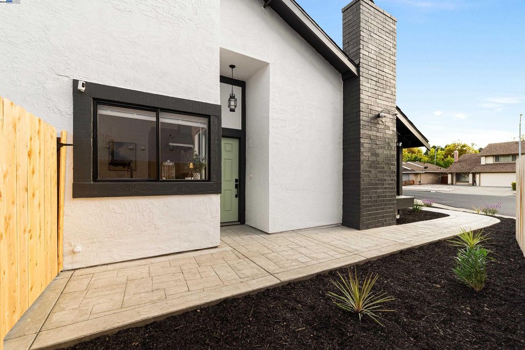 Photo of 713 Sandy Brook Ct, Rodeo, CA 94572 (MLS # 41116309)