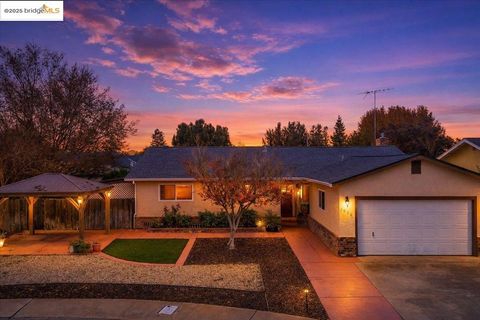 Photo of 1870 Shadyside Ct, Oakdale, CA 95361 (MLS # 41119464)