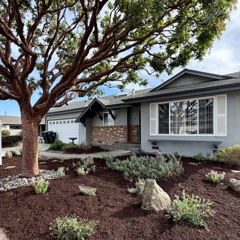 Photo of 15 Del Rey Circle, Salinas, CA 93901 (MLS # ML82035120)