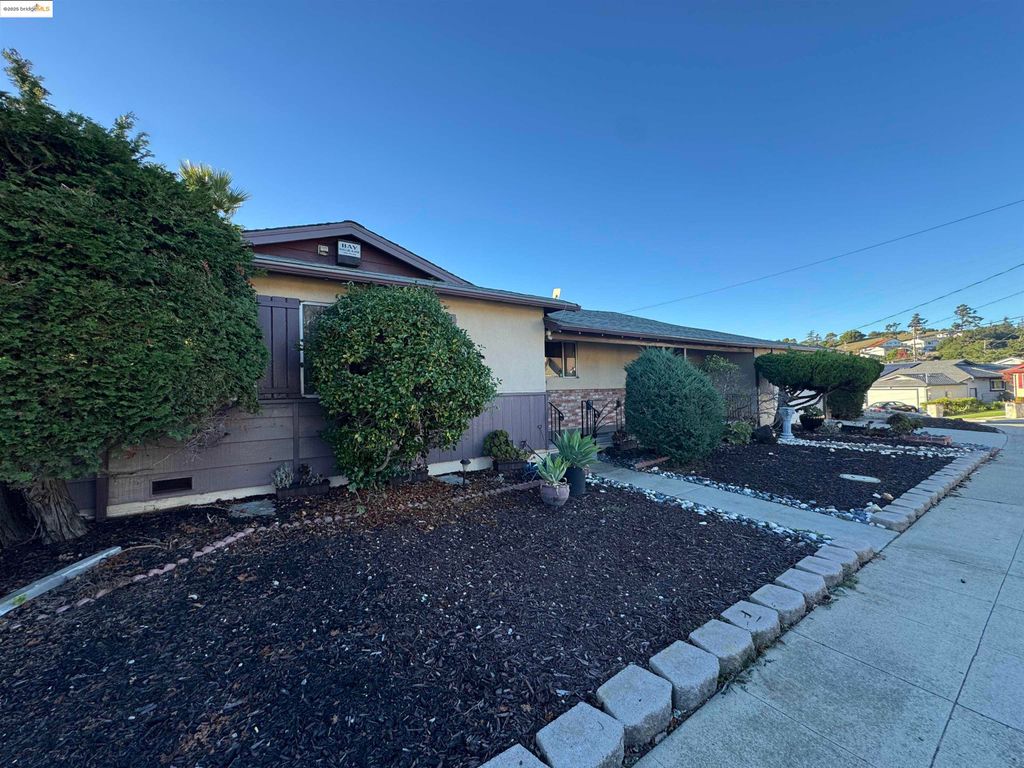 Photo of 9 Leamont Court, Oakland, CA 94605 (MLS # 41116175)