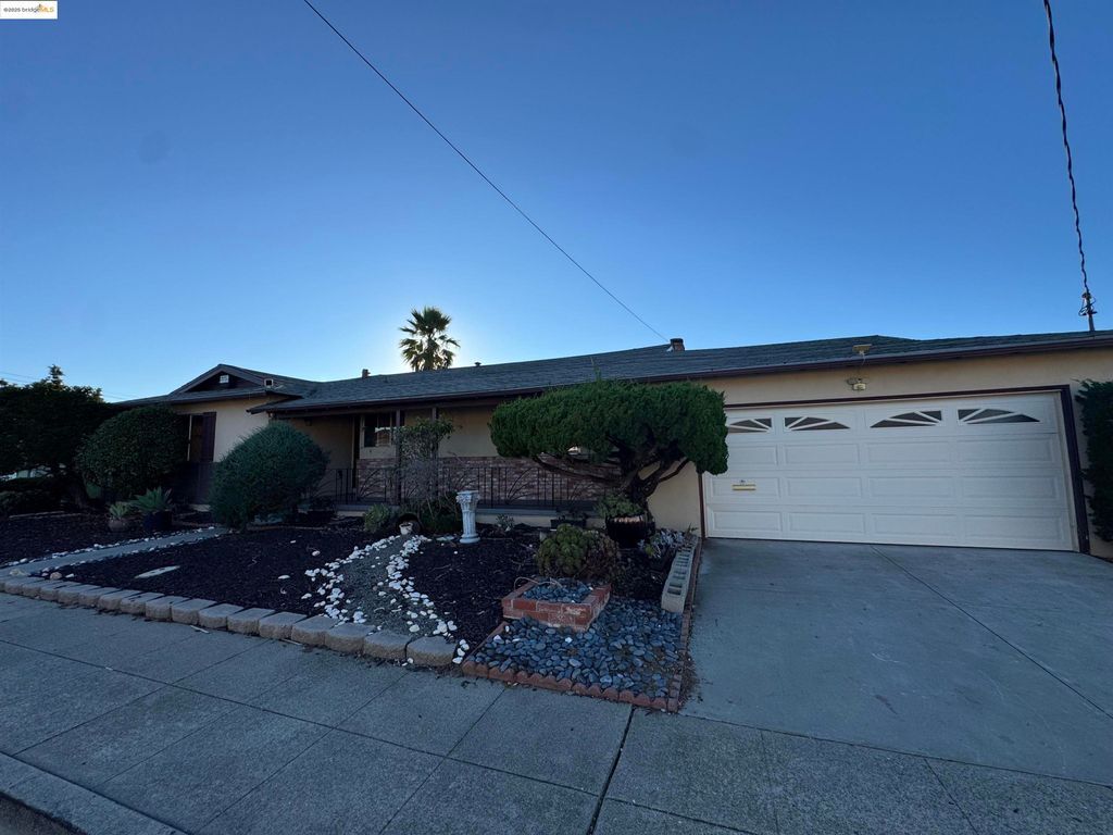 Photo of 9 Leamont Court, Oakland, CA 94605 (MLS # 41116175)