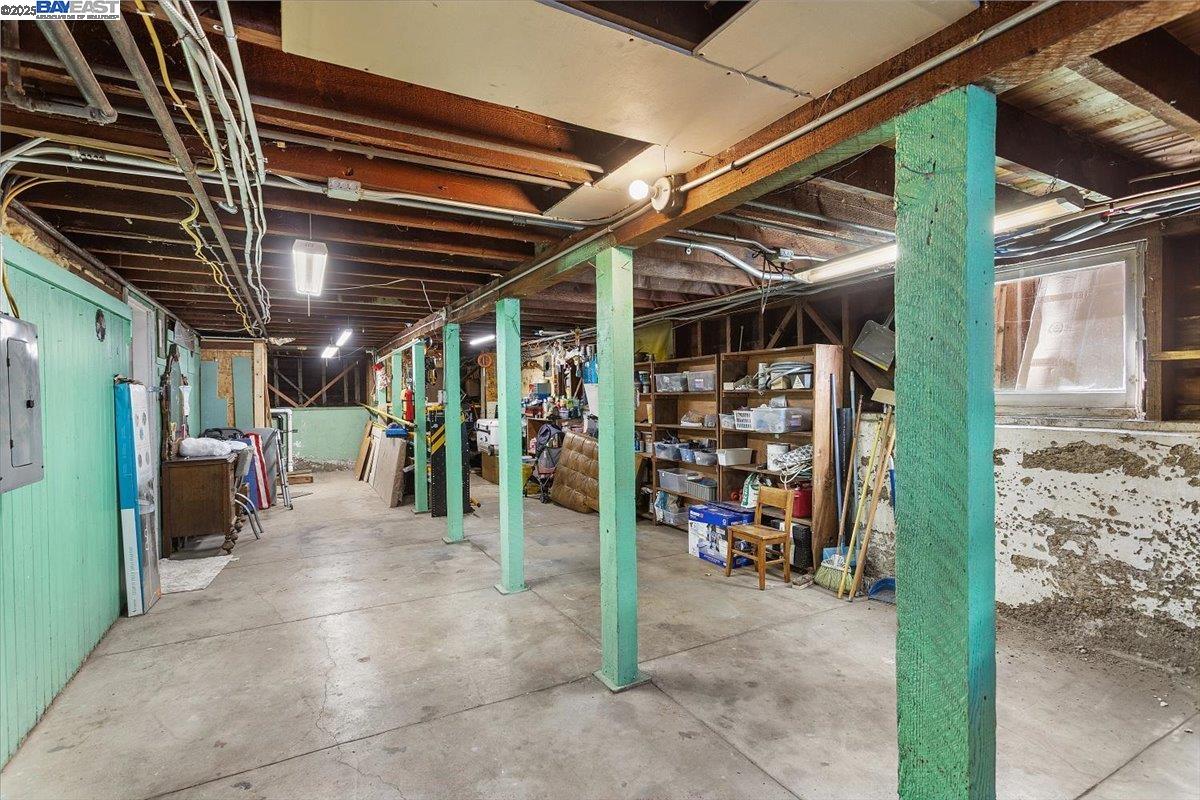 Alameda, California 94501, United States, 6 Bedrooms Bedrooms, ,5 BathroomsBathrooms,Residential,Active,241055