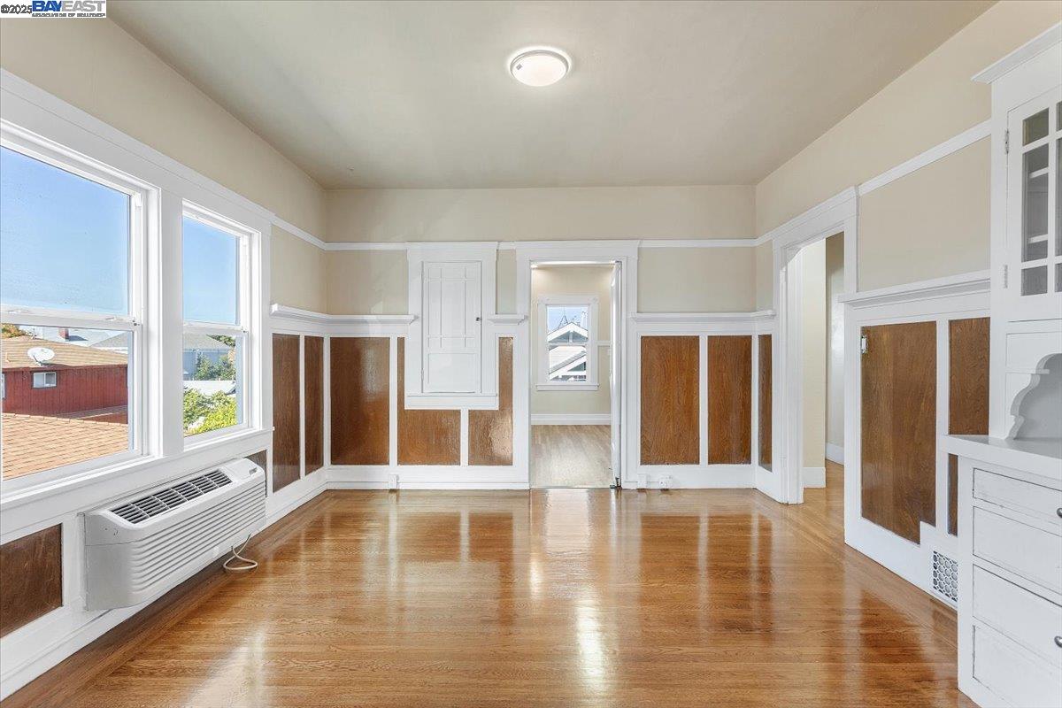 Alameda, California 94501, United States, 6 Bedrooms Bedrooms, ,5 BathroomsBathrooms,Residential,Active,241055