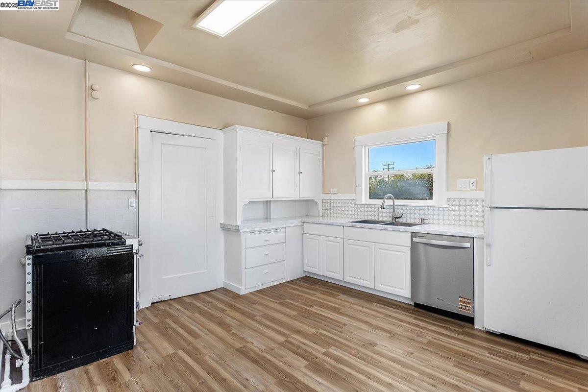 Alameda, California 94501, United States, 6 Bedrooms Bedrooms, ,5 BathroomsBathrooms,Residential,Active,241055