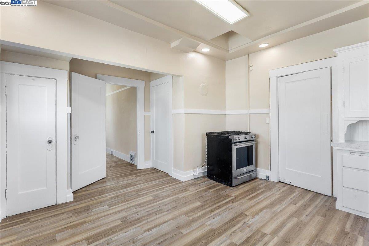 Alameda, California 94501, United States, 6 Bedrooms Bedrooms, ,5 BathroomsBathrooms,Residential,Active,241055