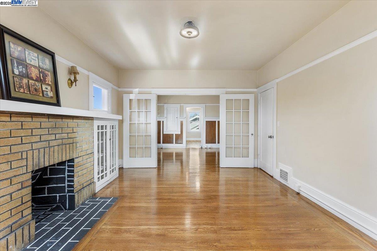 Alameda, California 94501, United States, 6 Bedrooms Bedrooms, ,5 BathroomsBathrooms,Residential,Active,241055