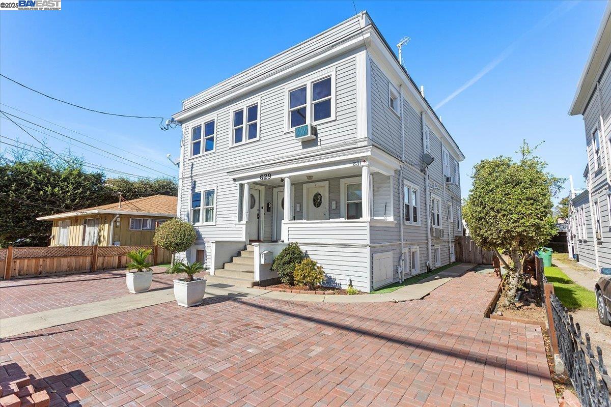 Alameda, California 94501, United States, 6 Bedrooms Bedrooms, ,5 BathroomsBathrooms,Residential,Active,241055